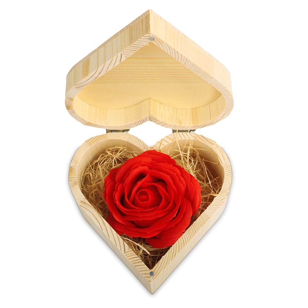 Rosas de jabón en una caja de madera en forma de corazón