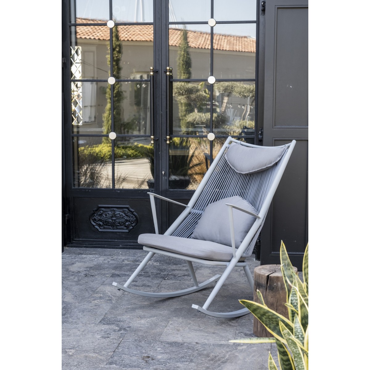 sillón mecedora en la terraza metal aluminio jardín