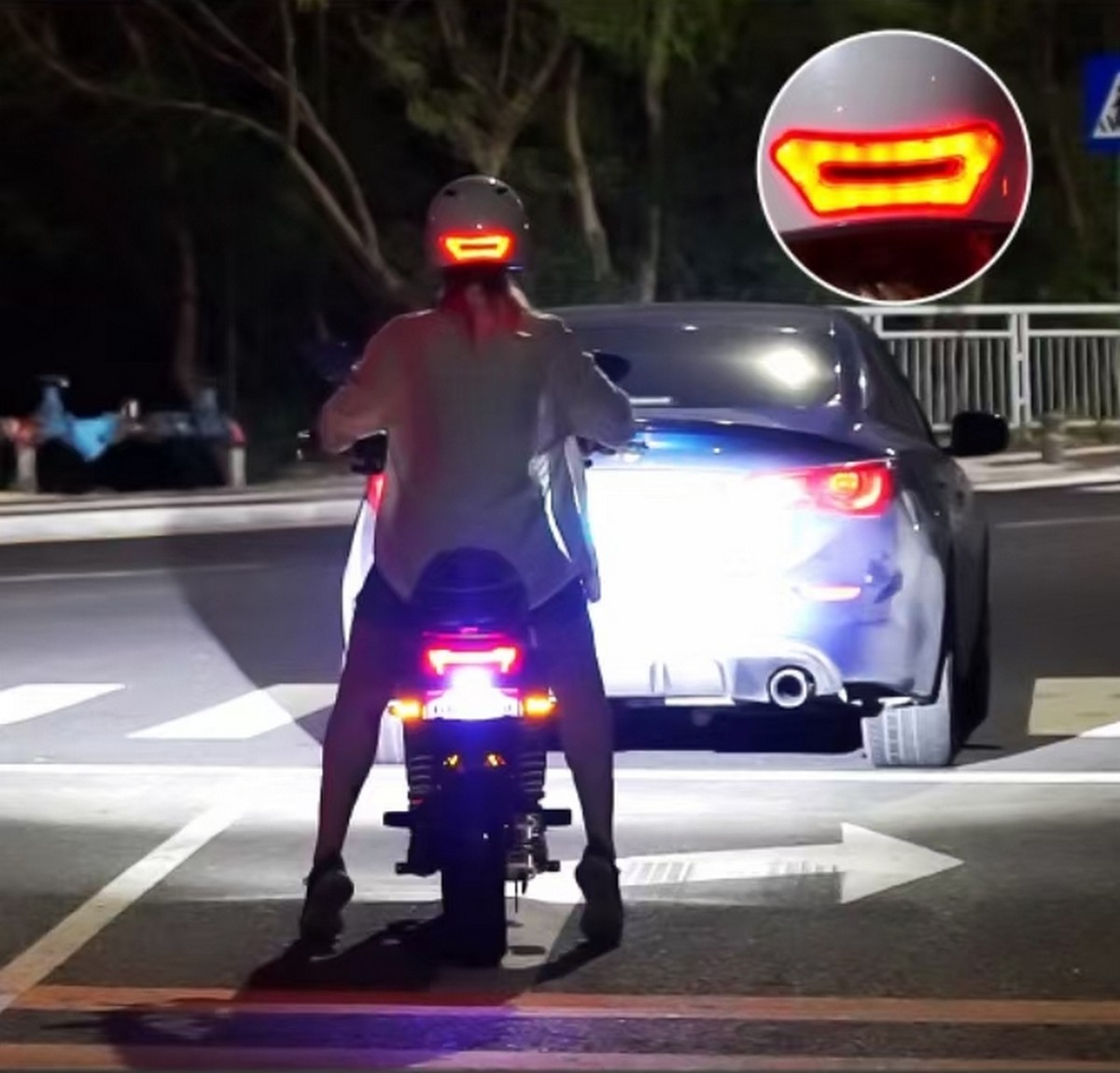 casco con iluminación de motocicleta