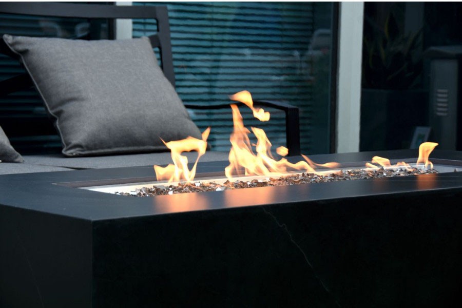 mesas de cerámica con chimenea de gas exterior al aire libre