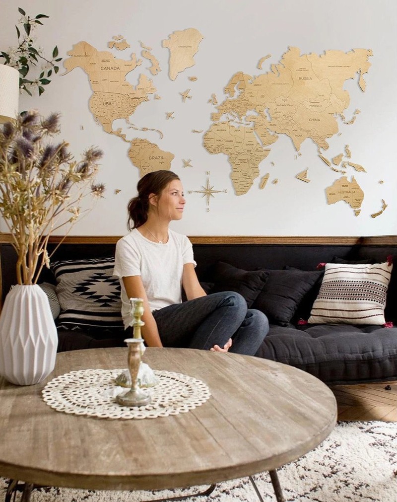 mapa del mundo en paredes color madera clara