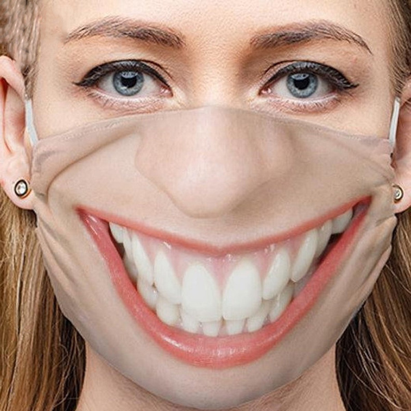 mujer sonrisa máscara en la cara