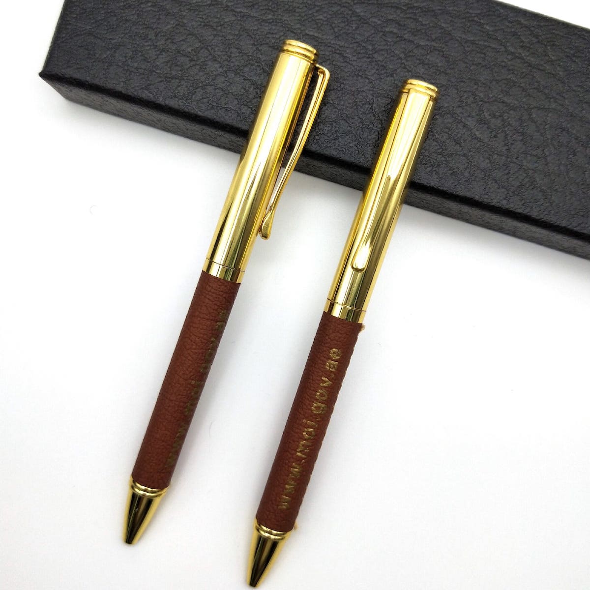 Bolígrafo dorado de lujo con cuero