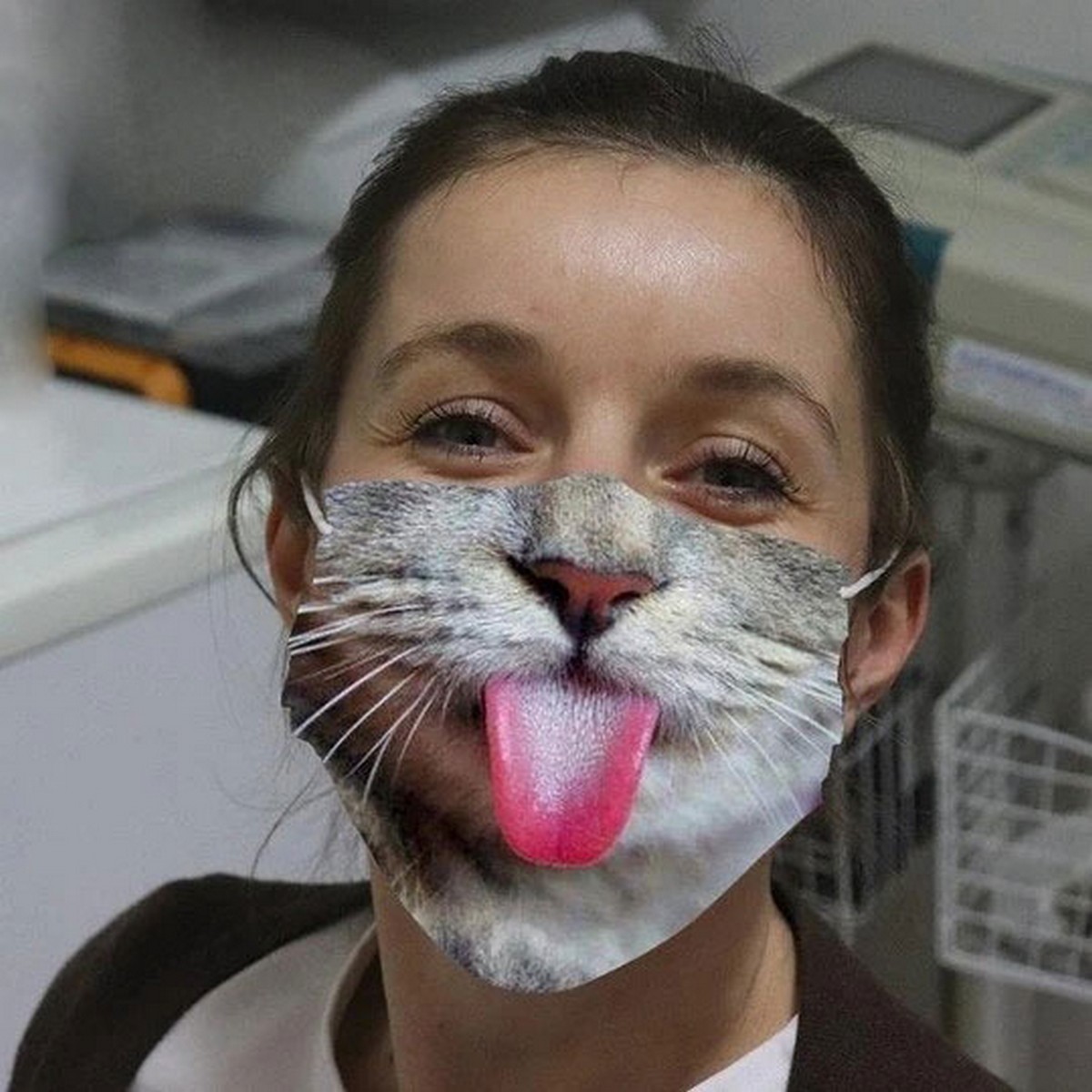 mascarilla en la cara gatito con lengua