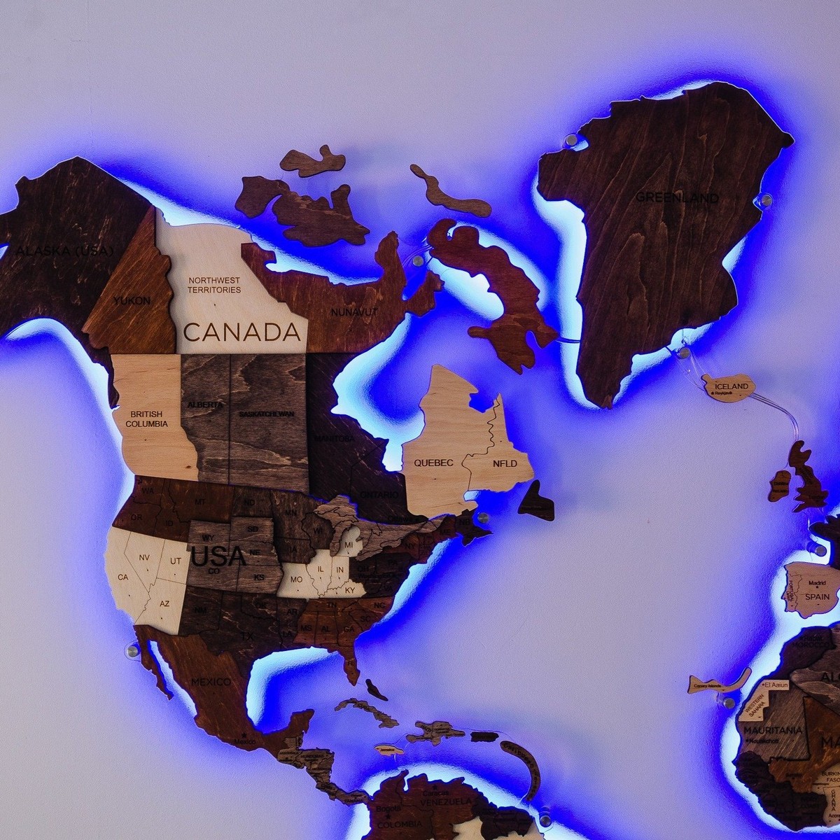 Mapa del mundo de madera retroiluminado en una pared.