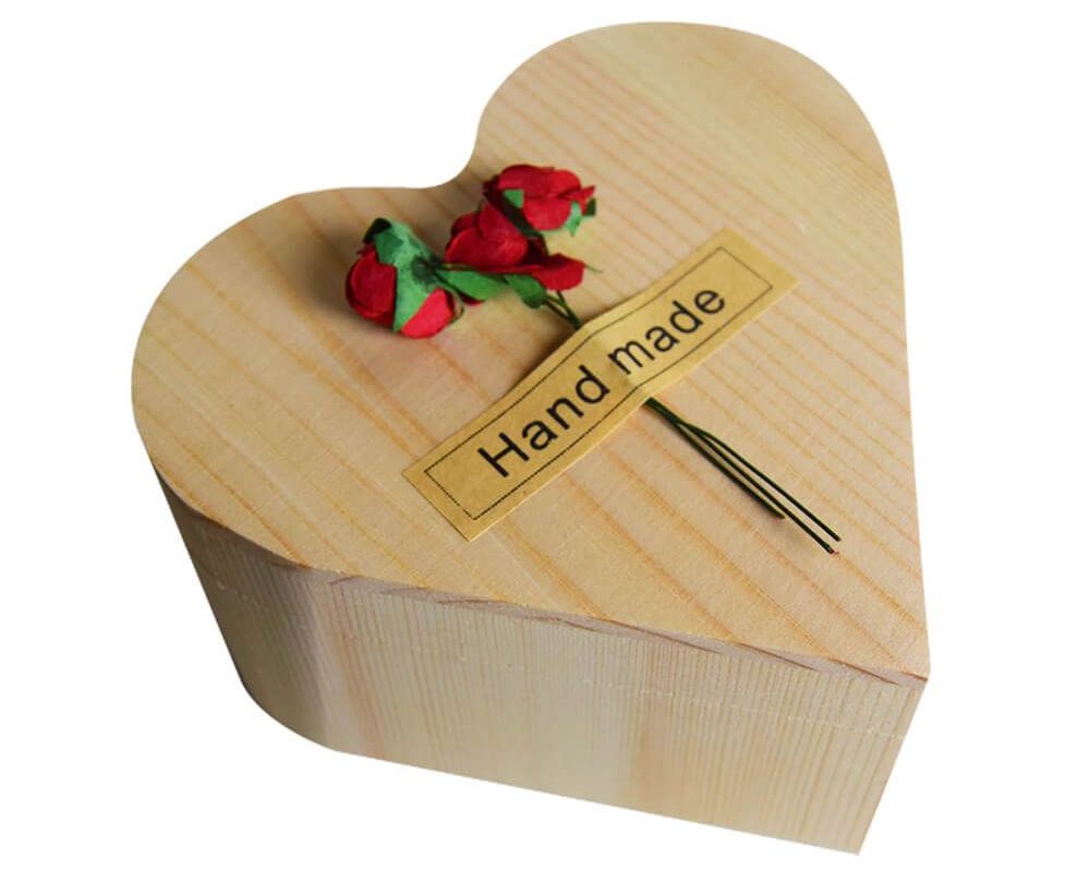 rosa en una caja de madera en forma de corazón