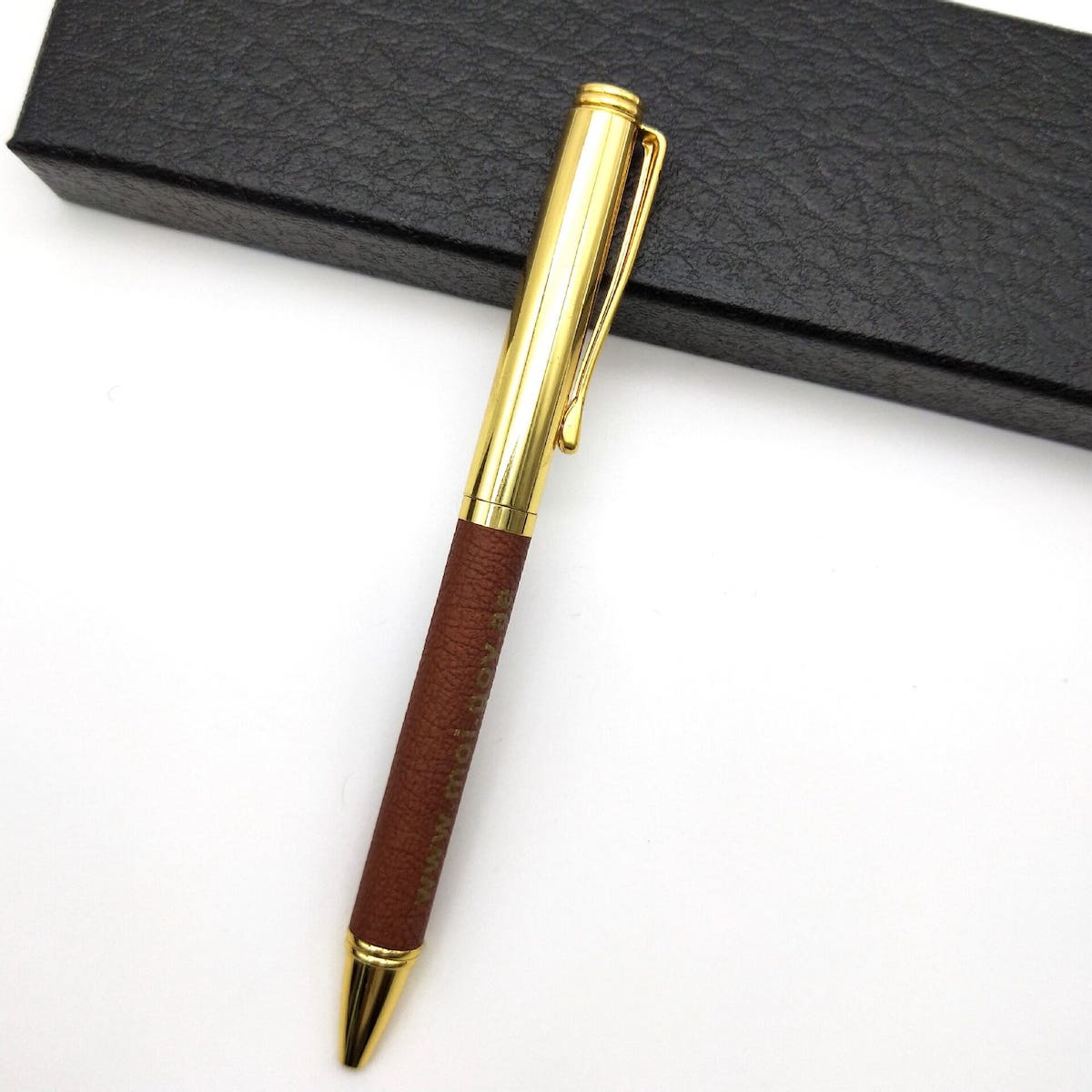 bolígrafo de regalo de lujo con superficie de cuero