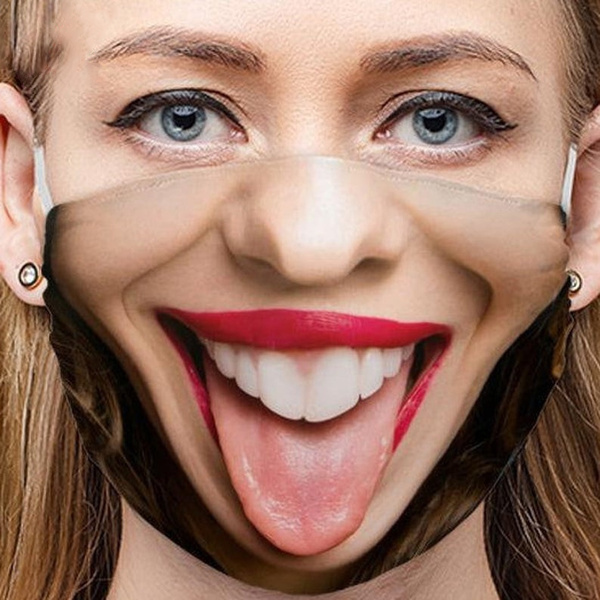 máscara divertida en la cara muestra una lengua