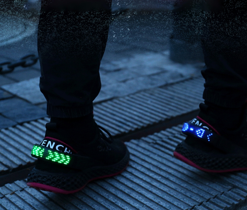 pantalla iluminada en el zapato