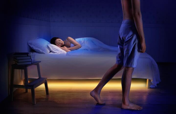 tira de luz led debajo de la cama con sensor de movimiento