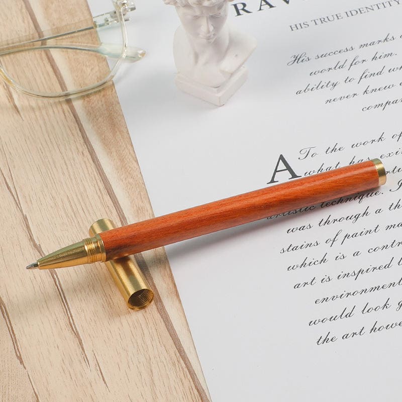 bolígrafo dorado con diseño de madera