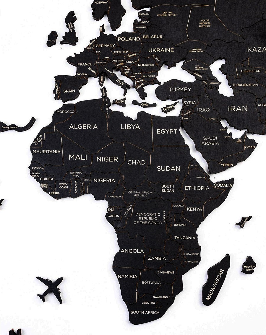 Mapa mundial de madera en los continentes de pared color negro