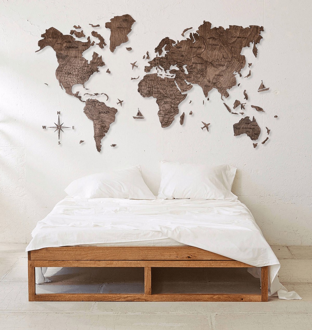 mapa mundial de madera en la pared
