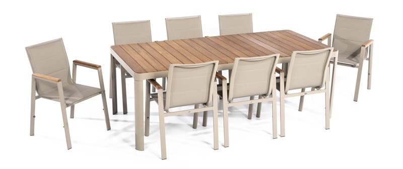 Gran mesa de comedor de jardín con sillas de diseño lujoso.