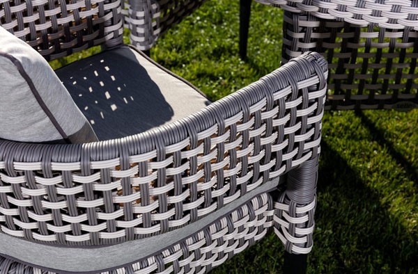 silla de ratán tejido para los cenadores de la terraza del jardín