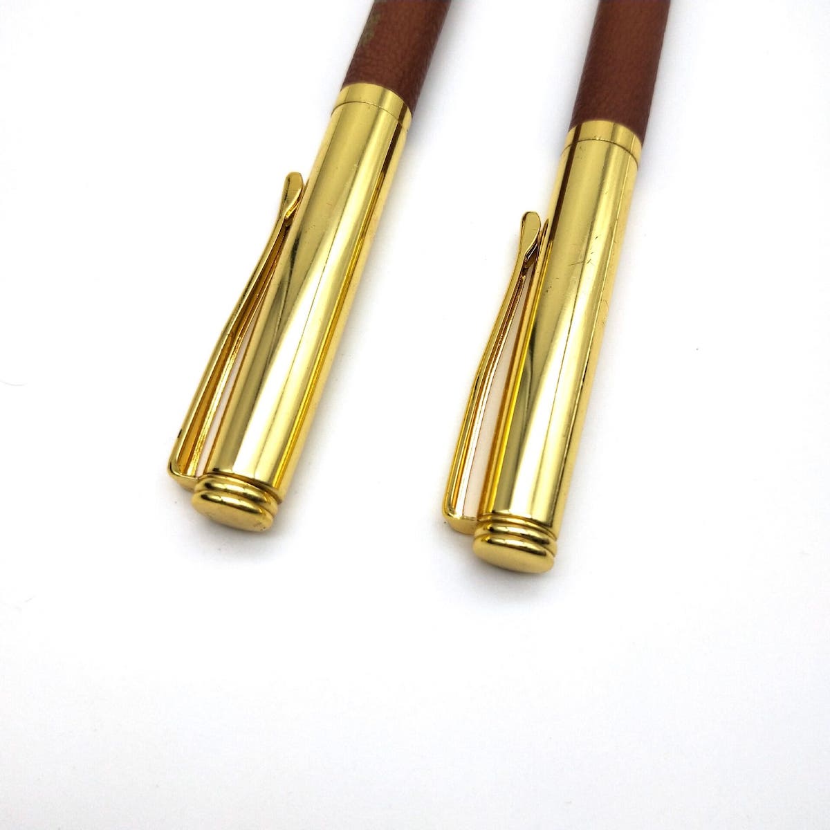 bolígrafo dorado de lujo con cuero