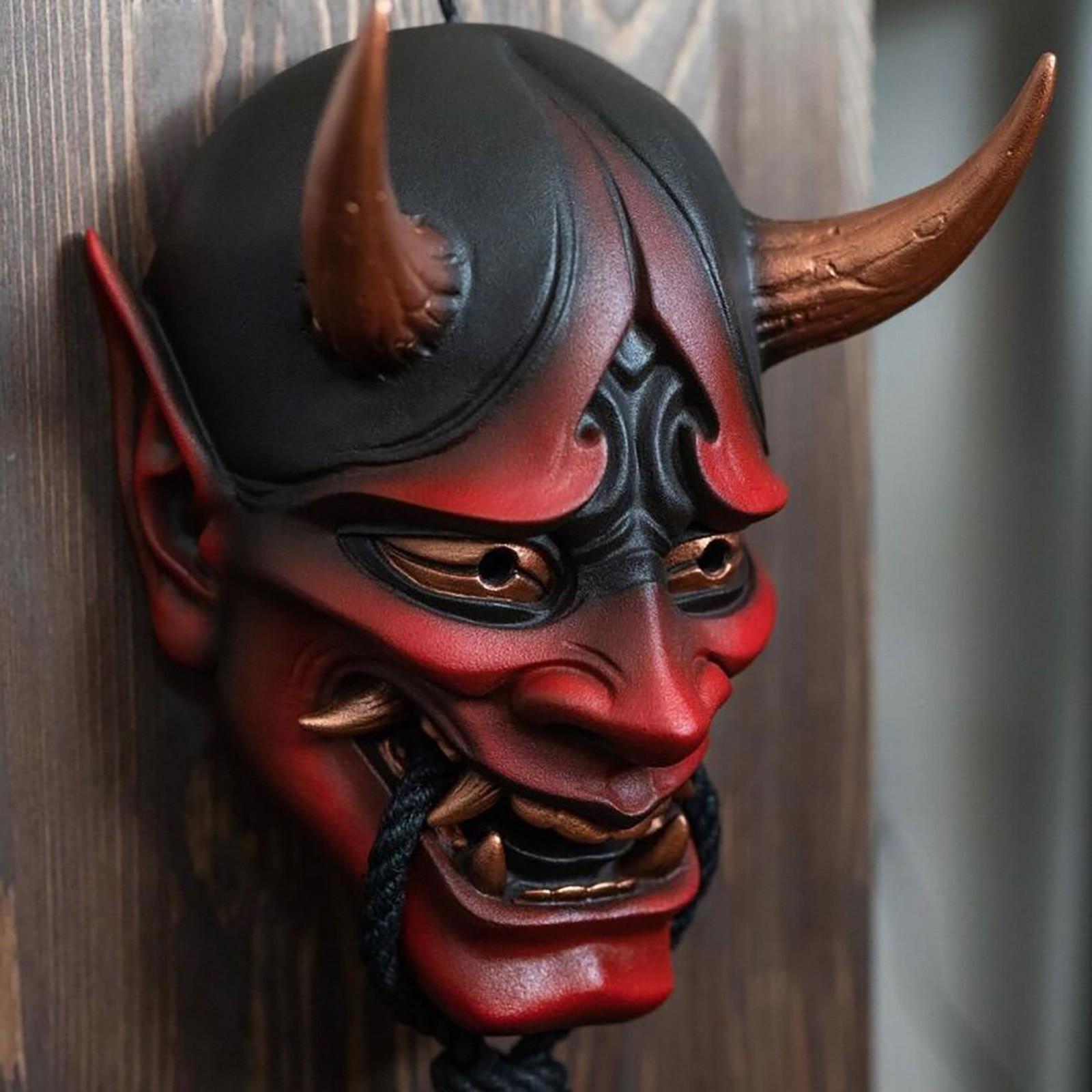 Máscara de demonio japonés en la cara del carnaval.