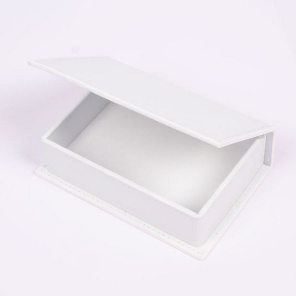 caja de cuero blanco sobre una mesa