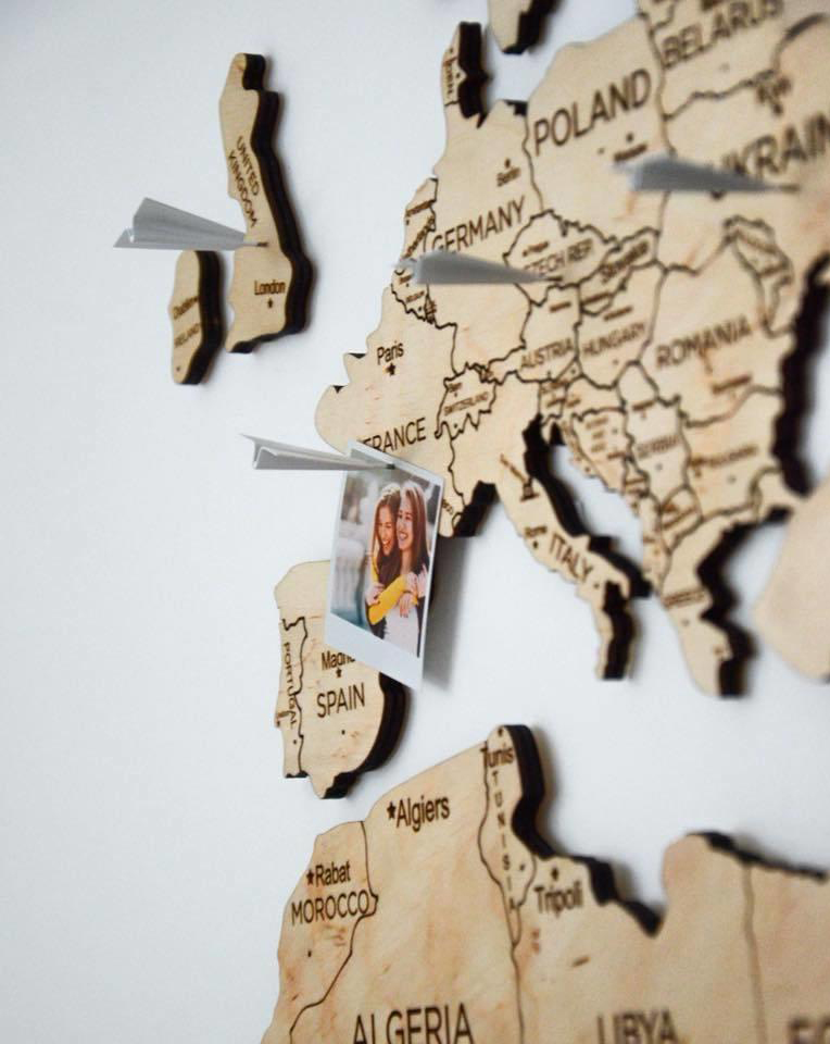 Mapa de madera en pared continentes color madera clara